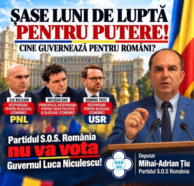 Un bărbat într-un costum albastru stă în spatele unui pupitru, în timp ce trei portrete de bărbați sunt suprapuse pe un fundal de clădire.