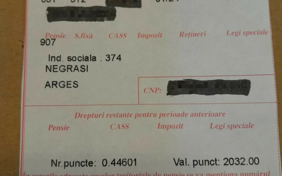 Un document tipărit conține text în limba română, numere, un cod CNP parțial mascat și mențiuni despre pensie, impozit și alte detalii financiare.