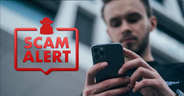 Un bărbat ține un telefon mobil în mâini, în timp ce un grafic roșu cu textul SCAM ALERT este suprapus pe imagine.