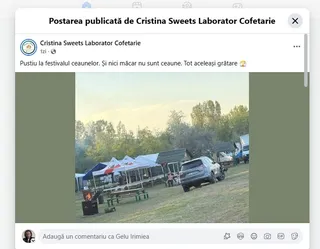 Mai multe corturi albe și colorate sunt amplasate pe un teren cu iarbă lângă un autoturism alb și unii oameni.