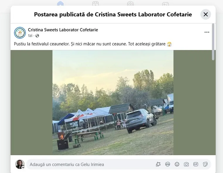 Mai multe corturi albe și colorate sunt amplasate pe un teren cu iarbă lângă un autoturism alb și unii oameni.