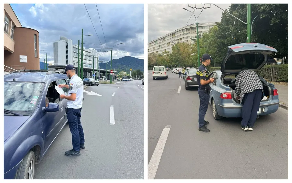 Un agent de poliție scrie pe o foaie lângă o mașină albastră, în timp ce un alt agent verifică portbagajul unei mașini gri deschisă.