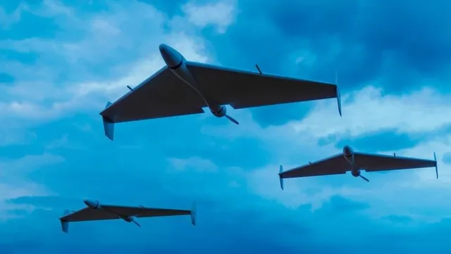 Trei aeronave fără pilot zboară prin cerul de culoare albastră sub un nor de nori.