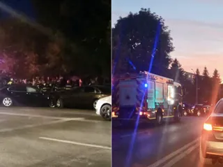 Două fotografii suprapuse arată autoturisme parcate pe un drum și un camion de intervenție cu lumini albastre aprinse pe o stradă la amurg.