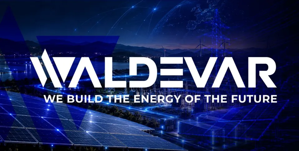 Un logo alb cu textul WALDEVAR deasupra unui panou solar și al unor turbine eoliene sub un cer nocturn albastru.