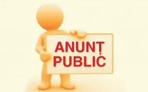 O figură tridimensională portocalie ține un panou alb pe care scrie text roșu cu mesajul ANUNȚ PUBLIC.