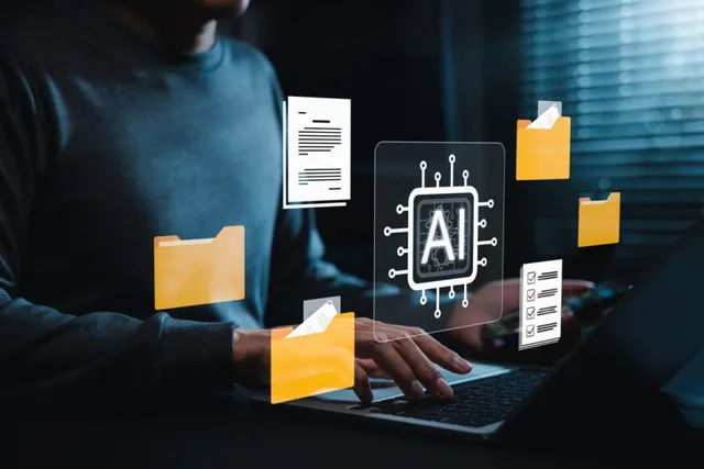 Un bărbat folosește un laptop în timp ce grafice digitale cu simboluri de inteligență artificială, foldere și documente plutesc deasupra tastaturii.
