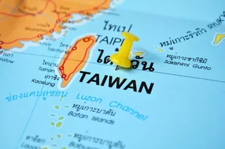 Un pin galben este înfipt pe o hartă care indică Taiwanul și canalele din apropiere.