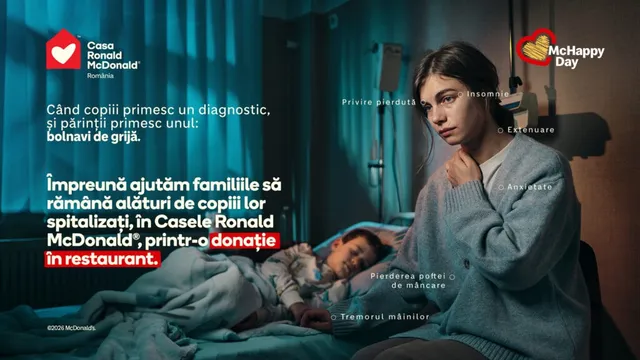 O femeie cu privire melancolică stă lângă un copil care doarme într-un pat de spital, într-o cameră cu lumină albastră.