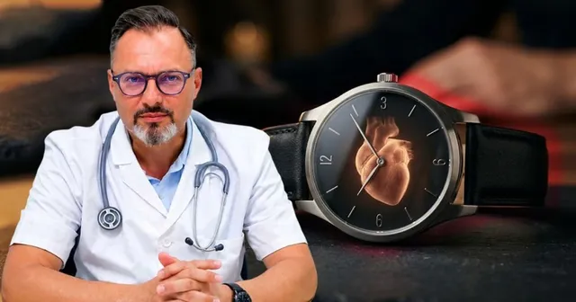 Un bărbat cu ochelari și halat alb stetoscopul la gât stă lângă un ceas de mână care prezintă o ilustrație a unei inimi pe cadran.