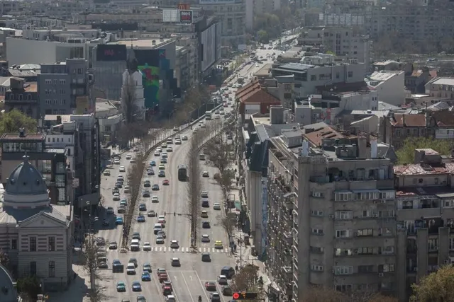 Vedere urbană cu un bulevard și trafic rutier, fotografie ilustrativă din sursa știrii despre costul transportului.