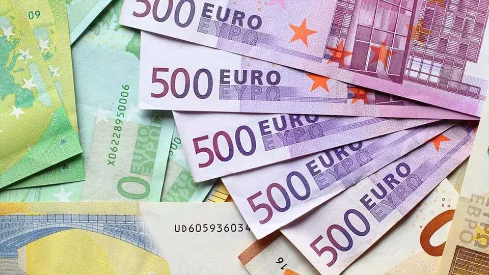 Bancnote euro de diferite valori, inclusiv de 500 și 100, sunt aranjate suprapus și parțial decupate.