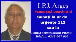 Un bărbat în vârstă, cu părul scurt și gri, poartă o jachetă închisă la culoare peste o cămașă și o cravată, pe un fundal albastru cu text.