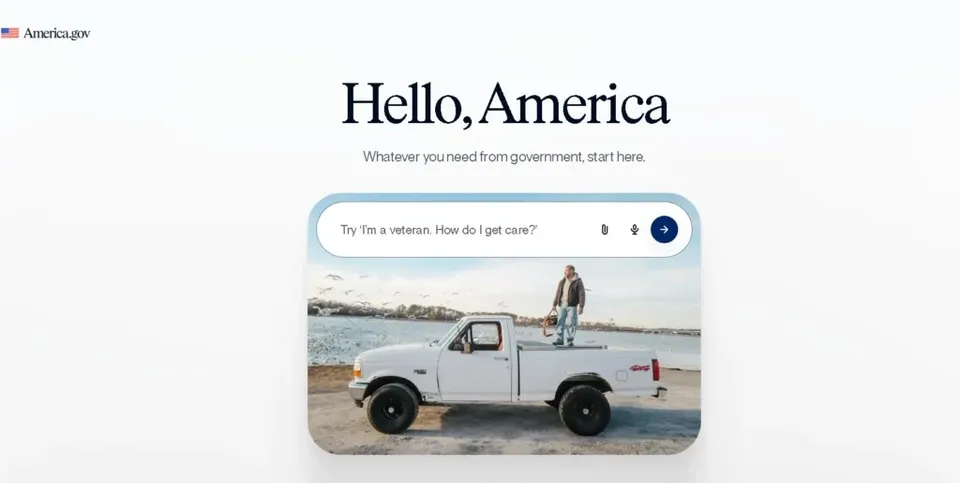 Un text pe fundal alb prezintă mesajul Hello, America, sub care se află un câmp de căutare și o fotografie cu un camion alb pe malul mării.