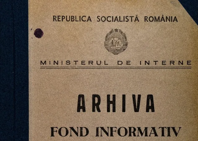Un dosar de culoare maro are inscripții negre cu textul Republica Socialistă România, Ministerul de Interne, Arhiva și Fond Informativ.