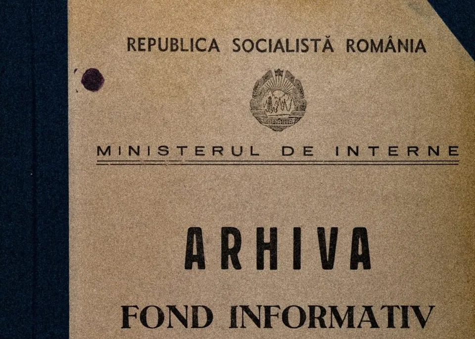 Un dosar de culoare maro are inscripții negre cu textul Republica Socialistă România, Ministerul de Interne, Arhiva și Fond Informativ.