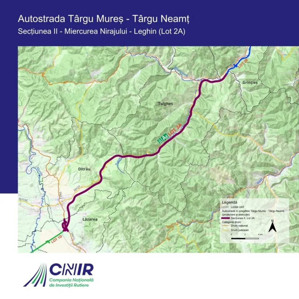 Harta topografică prezintă traseul unei autostrăzi marcat cu o linie mov continuă pe un fundal de relief montan verde.