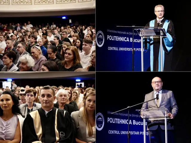 Un bărbat în robă academică stă la un podium, în timp ce o mulțime de oameni stă în sală și un alt bărbat vorbește de pe scenă.