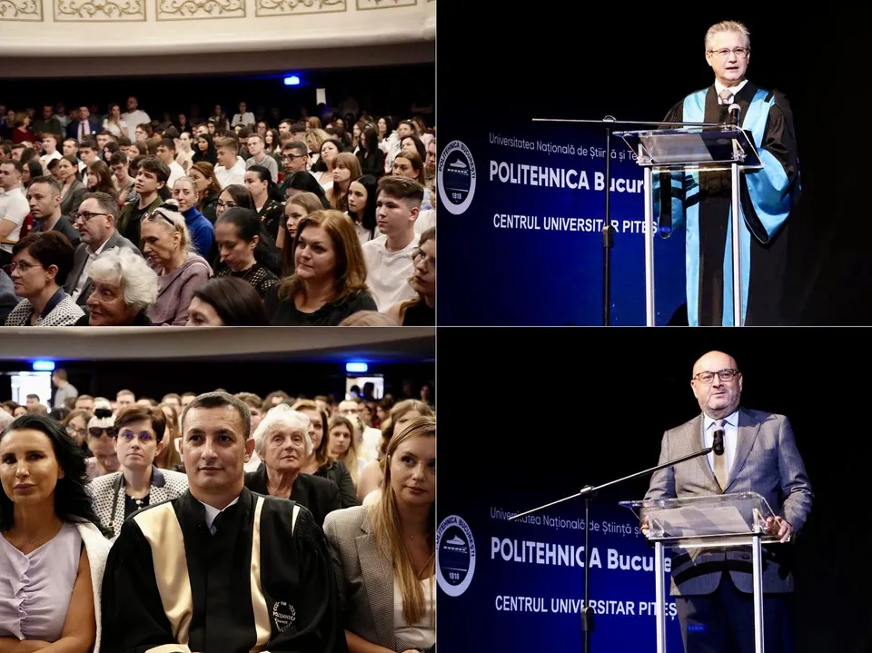 Un bărbat în robă academică stă la un podium, în timp ce o mulțime de oameni stă în sală și un alt bărbat vorbește de pe scenă.