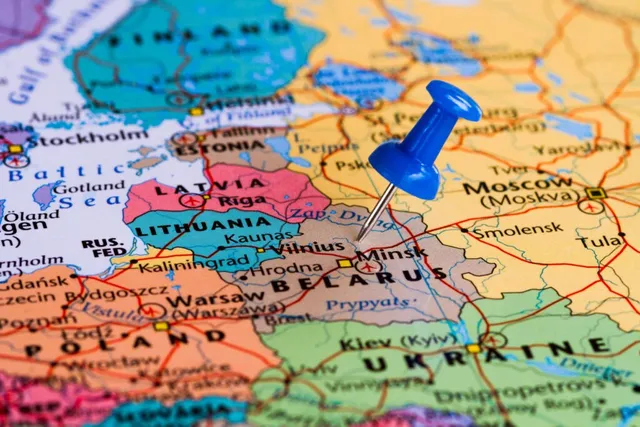 Un dop de culoare albastră este înfipt într-o hartă colorată a Europei de Est.