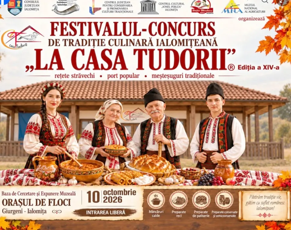 Patru persoane purtând haine populare stau în spatele unei mese cu diverse preparate culinare și vasuri de ceramică.