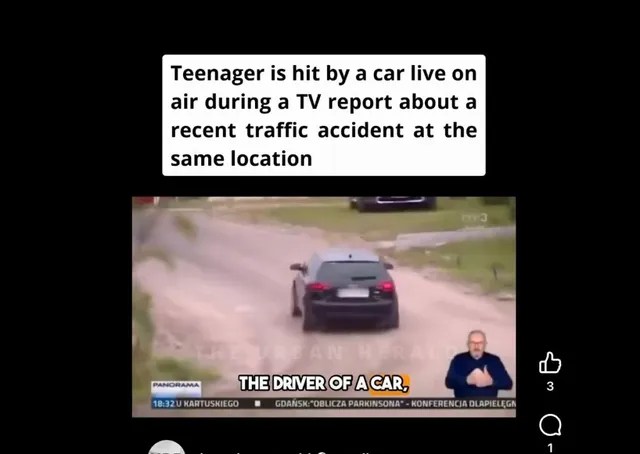 O mașină neagră circulă pe un drum de pietriș lângă un bărbat care stă în fața unui microfon.
