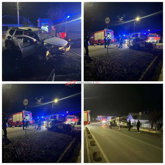 Un autoturism alb este situat pe marginea unui drum lângă un vehicul de serviciu roșu, sub iluminarea nocturnă.