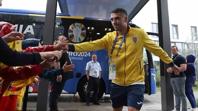Un bărbat într-un tricou galben și pantaloni scurți de sport se întinde spre mai mulți oameni de pe partea stângă a imaginii.