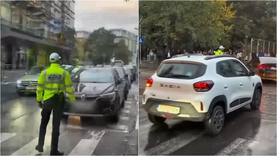 Un agent cu vestă reflectorizantă verde și cască albă dirijează traficul pe un drum umed lângă mai multe mașini în stație.