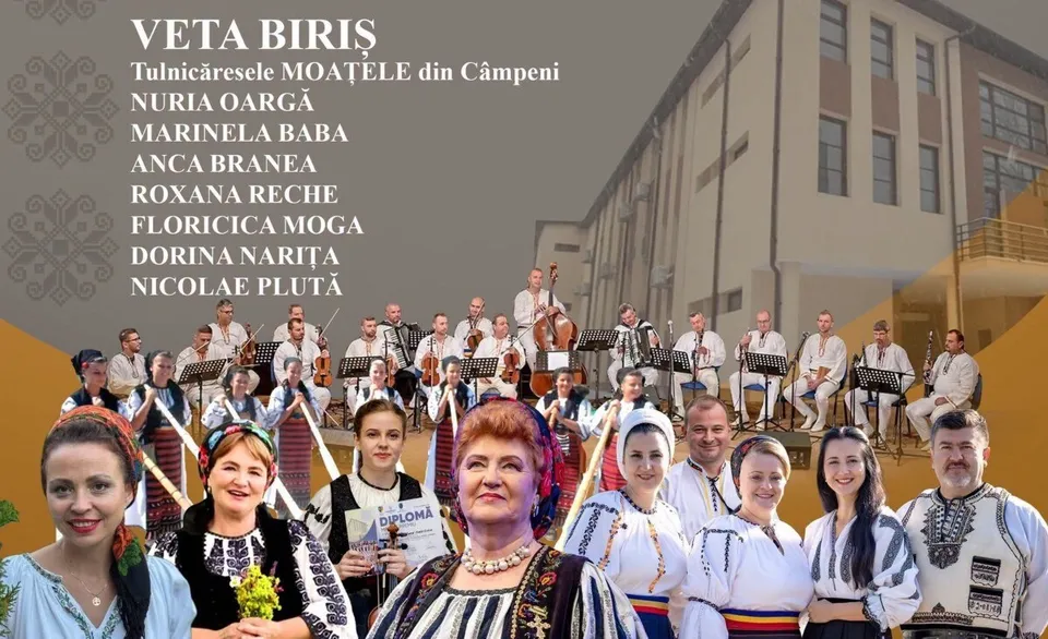 Un grup de oameni îmbrăcați în costume populare stau în prim-plan, în timp ce un ansamblu de muzicieni cu instrumente este poziționat în spate.