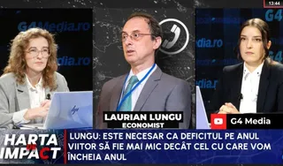 Trei persoane sunt poziționate în cadre individuale pe un fundal închis, un bărbat purtând ochelari și cravată fiind situat între două femei.
