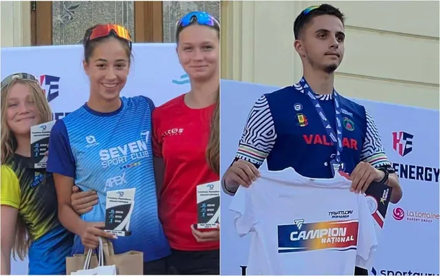 Un bărbat cu medalie la gât ține un tricou alb pe care scrie Campion National în fața unui panou publicitar.