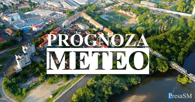 O vedere aeriană a unui oraș cu clădiri rezidențiale, terenuri sportive și un râu curgând printre zone cu vegetație abundentă.