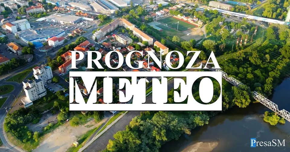 O vedere aeriană a unui oraș cu clădiri rezidențiale, terenuri sportive și un râu curgând printre zone cu vegetație abundentă.