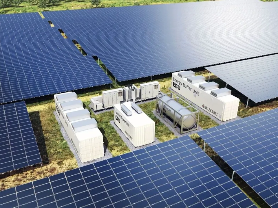 O ilustrație digitală prezintă panouri solare dispuse în rânduri și unități de stocare a energiei albe amplasate pe un teren cu iarbă.
