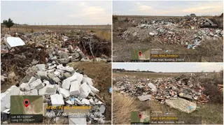 Multe fragmente de beton, cărămizi și resturi de materiale de construcție sunt împrăștiate pe un teren deschis sub un cer înnorat.