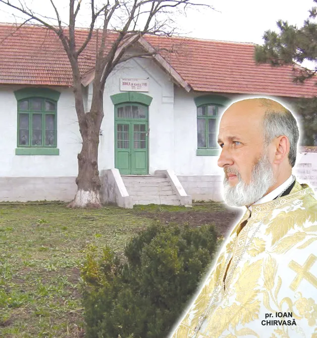 Un bărbat cu barbă și haine albe brodate stă în prim-plan, în fața unei clădiri albe cu acoperiș de țiglă și ferestre verzi.