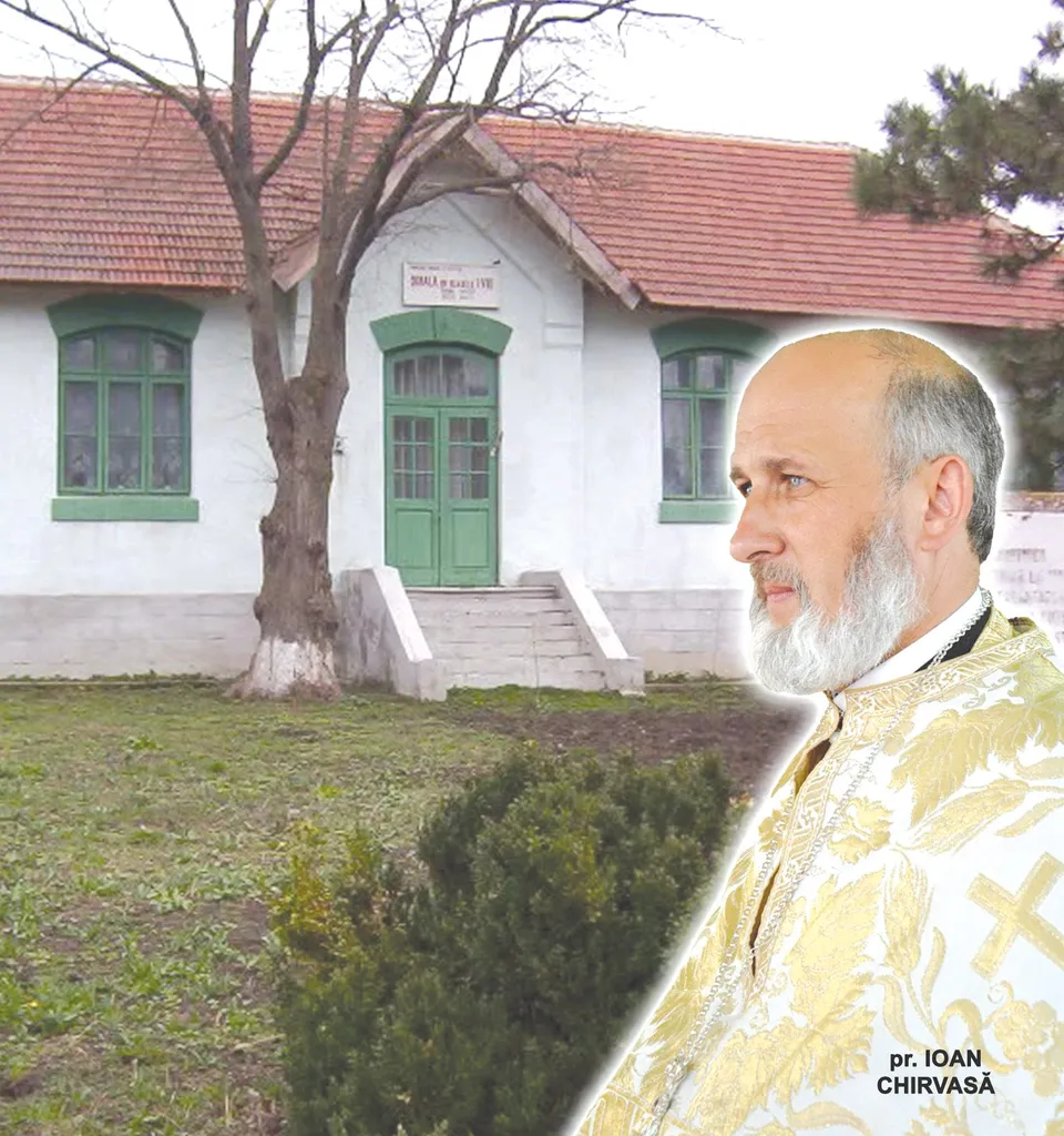 Un bărbat cu barbă și haine albe brodate stă în prim-plan, în fața unei clădiri albe cu acoperiș de țiglă și ferestre verzi.