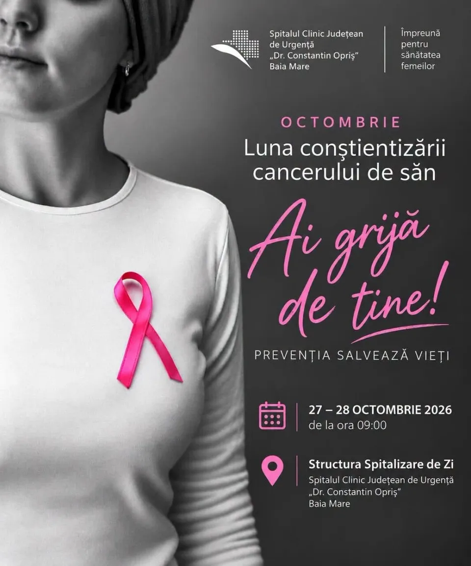 O femeie poartă un tricou alb cu o panglică roz atașată pe piept, pe un fundal negru cu text scris în alb și roz.