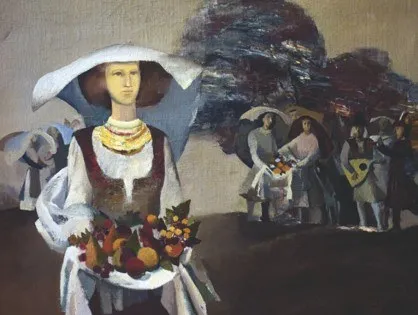 O femeie cu pălărie albă poartă un coș cu fructe, fiind însoțită în fundal de alte figuri umane pe un fundal pictat.