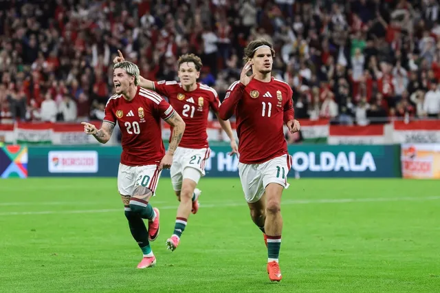 Trei jucători de fotbal în echipamente roșii și albi aleargă pe un teren de fotbal verde în fața unui public numeros.