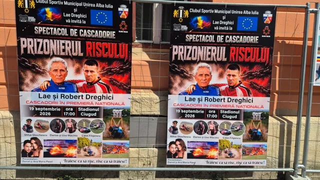 Două afișe colorate ale unui spectacol de cascadorie sunt expuse pe un panou exterior.