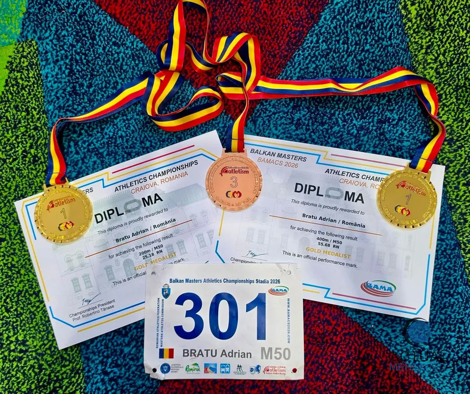 Două medalii aurii și o medalie bronz cu pangalii colorate sunt așezate peste două diplome și un număr de concurs alb cu cifra 301.