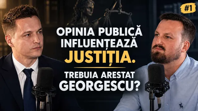 Un bărbat cu sacou și cravată stă lângă un bărbat cu cămașă deschisă la guler, ambii fiind poziționați în fața unor microfoane de studio.