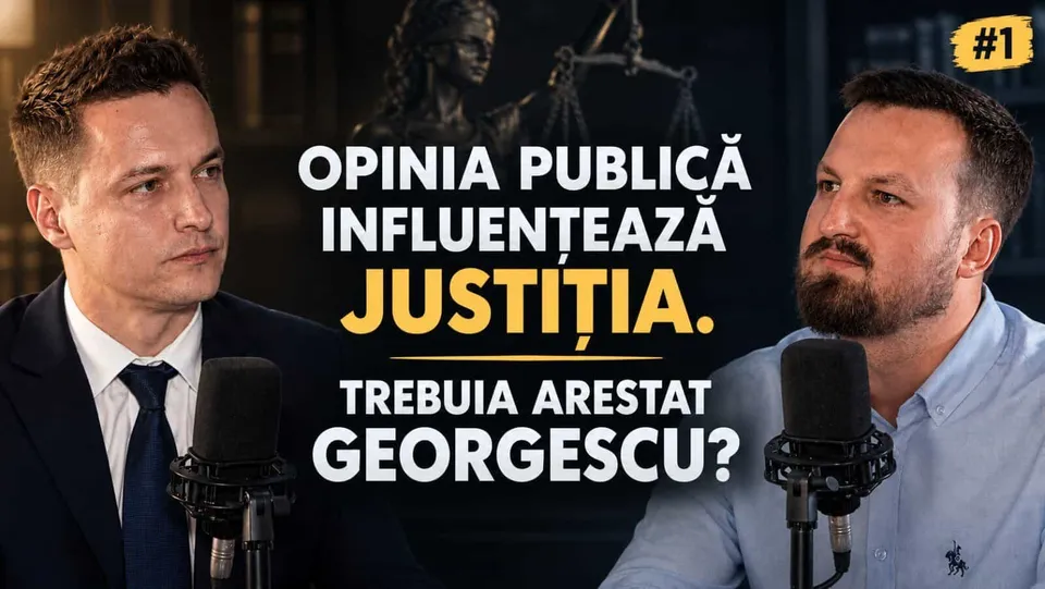 Un bărbat cu sacou și cravată stă lângă un bărbat cu cămașă deschisă la guler, ambii fiind poziționați în fața unor microfoane de studio.