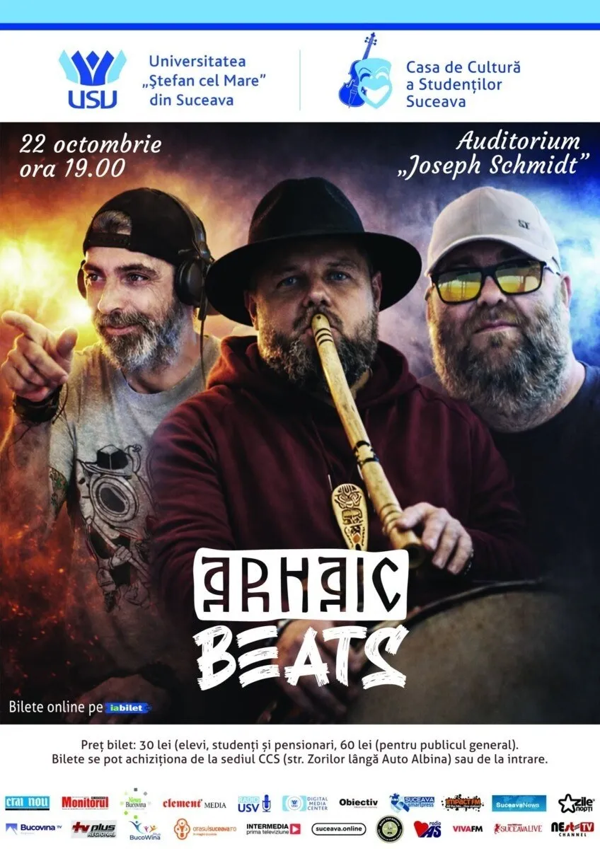 Trei bărbați cu barbă sunt așezați în fața unui fundal întunecat, cel din mijloc ținând un instrument muzical lung din lemn.