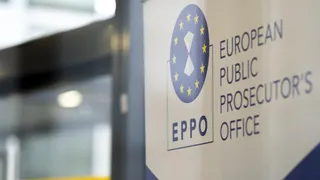 Un semn cu textul European Public Prosecutor's Office și un logo circular cu stele galbene pe un fundal alb.
