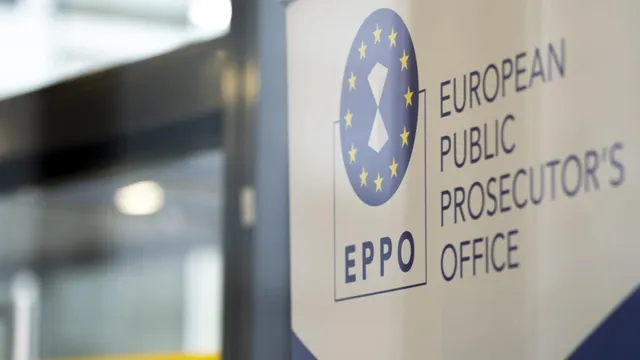 Un semn cu textul European Public Prosecutor's Office și un logo circular cu stele galbene pe un fundal alb.