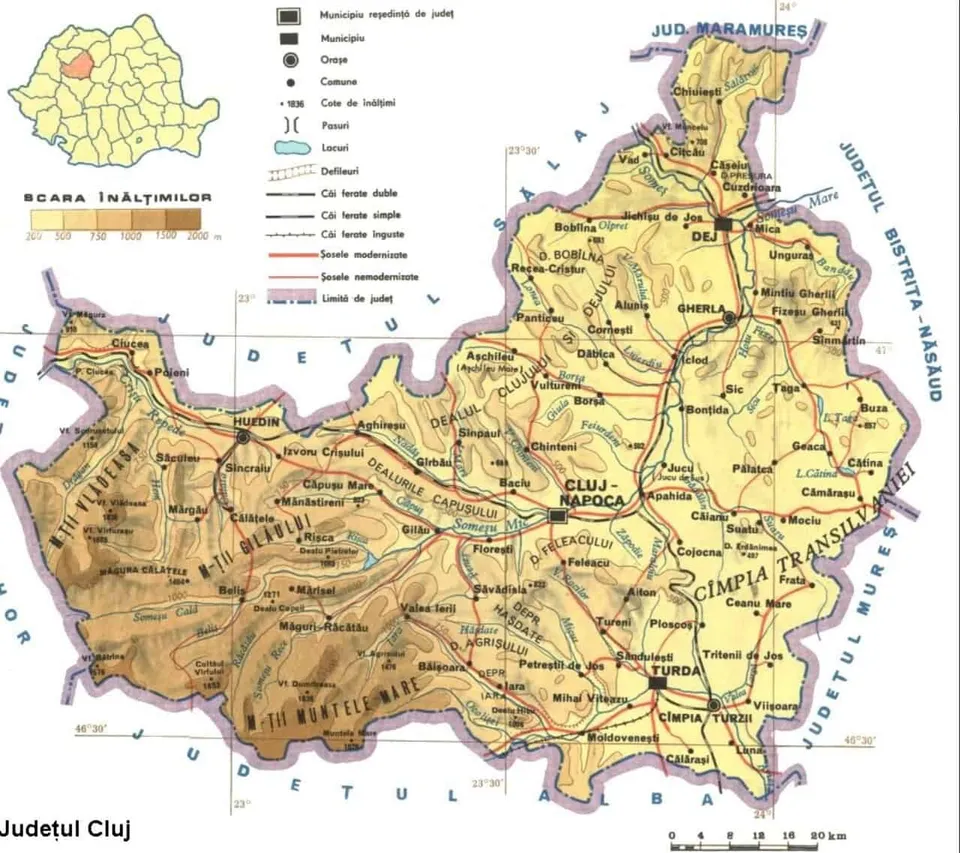 Harta topografică a județului Cluj, prezentând relieful, localitățile, drumurile și limitele județului pe un fundal alb.