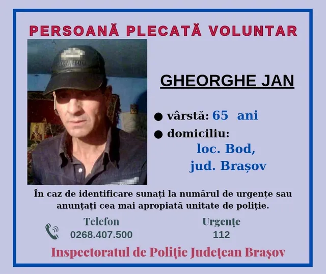 Un anunț cu fotografia unui bărbat purtând o șapă neagră, numele său, vârsta, domiciliul și numere de contact pentru identificare.